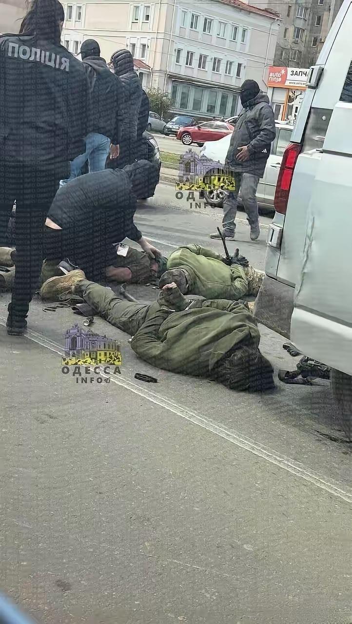 ​在乌克兰熬德萨又看到了乌克兰征兵般穷凶极恶的一面，他们为了满足兵役的要求，不惜