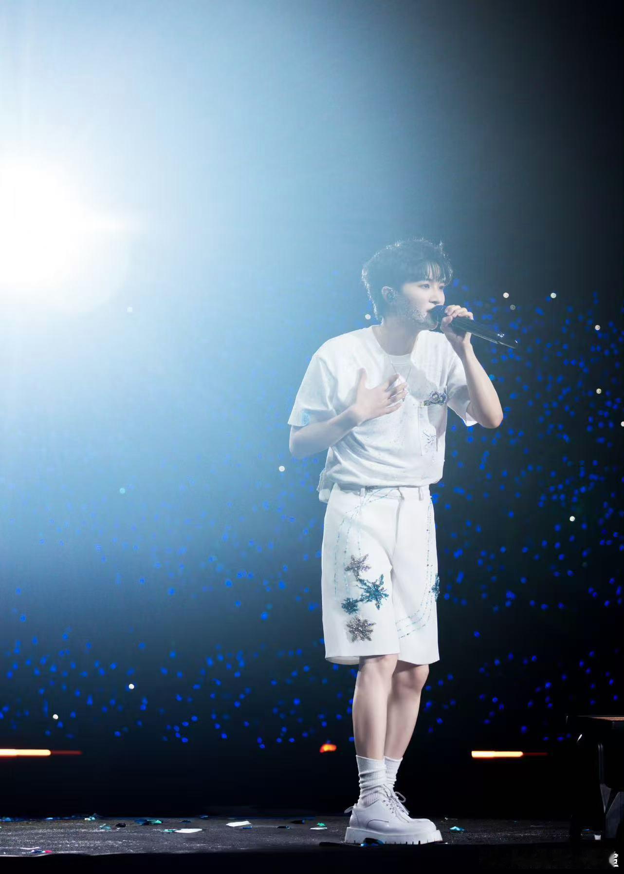 周深暑期八场演唱会周深标记了两处新地点解锁夏日专属浪漫，八场演唱会燃情开启，新增