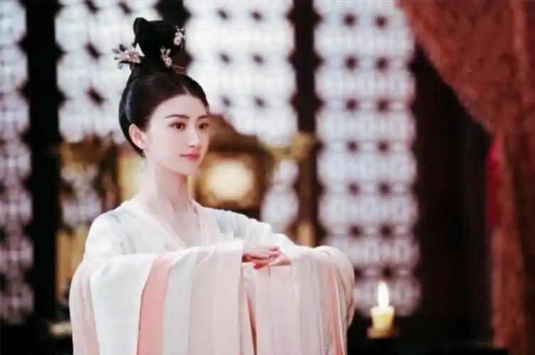 这位沈珍珠出身官宦世家，才貌双全。一个15岁生下未来皇帝的女人。一个27岁在