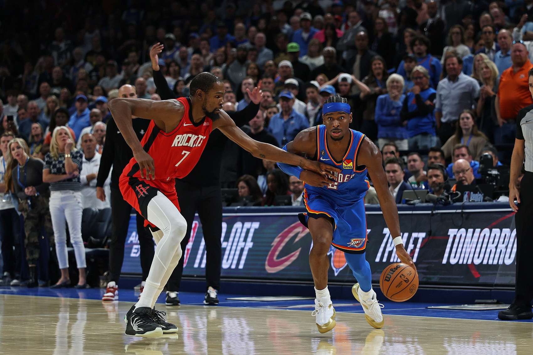 前一天火箭队不敌马刺队，面对马刺队的包夹防守，杜兰特一筹莫展，他根本就传不出球去