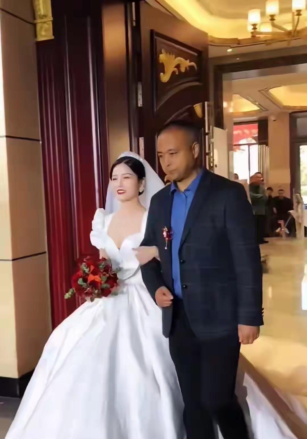 瑶瑶的父亲，这七天来，可以说是肉眼可见的老了，当年亲手把女儿交到金某的手里，没想