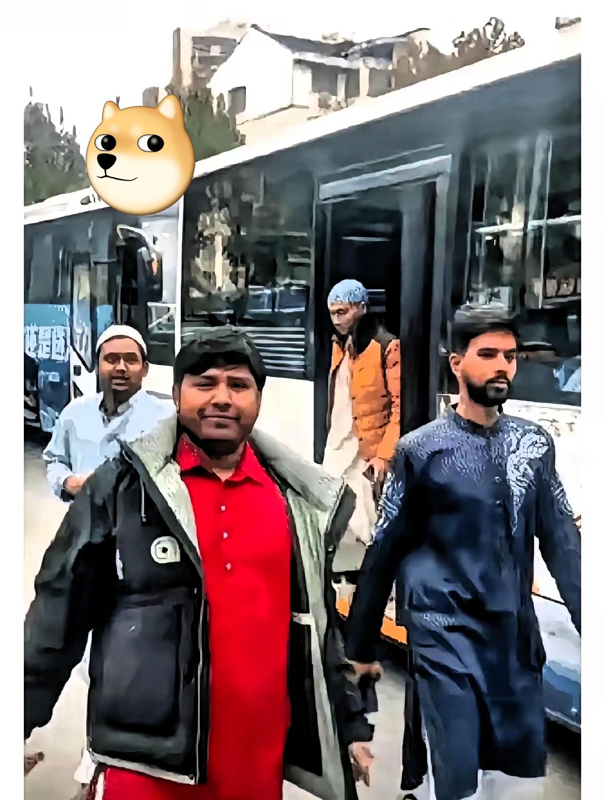 有网友说:国家如不管控，印度人在中国成主流了​就在刚刚！又一批印度人来到东方大