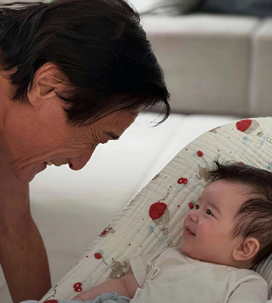 梁家辉看望自己的混血外孙，小宝宝太可爱了。