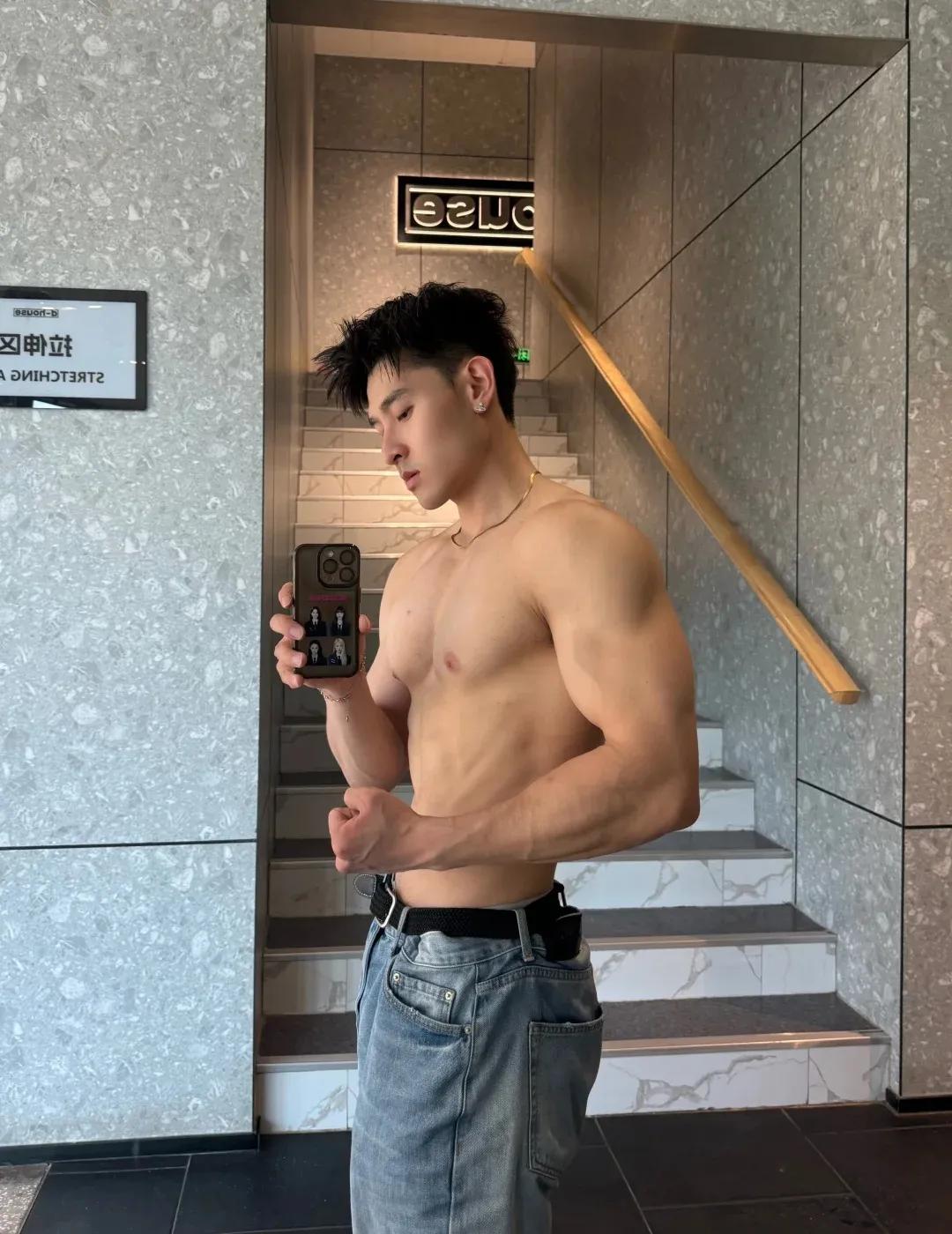 记录我的2026健身区的拉伸动作其实很迷人。有人单手撑地，有人做深度拉伸，身体线