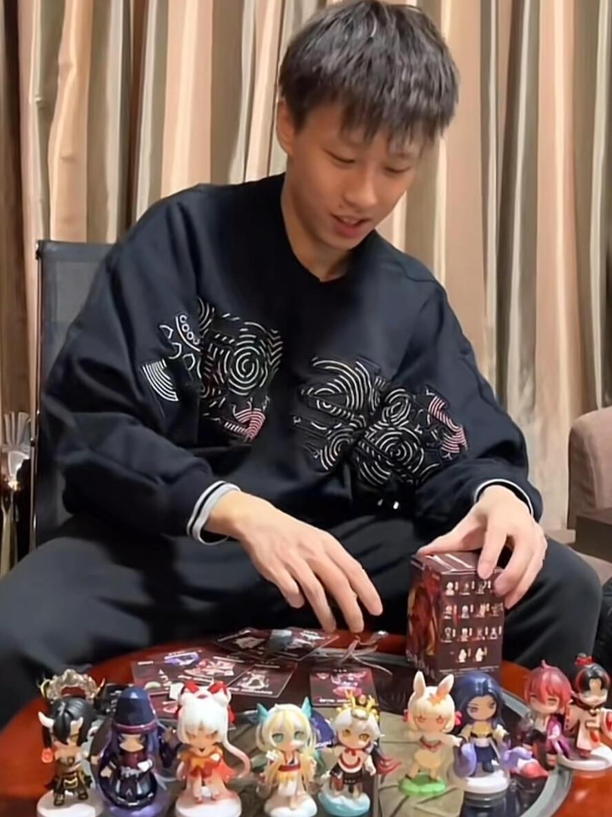 林高远三十岁了，还是很意气风发，当个快乐的大男孩，之前拆盲盒自己很开心！笑嘻嘻