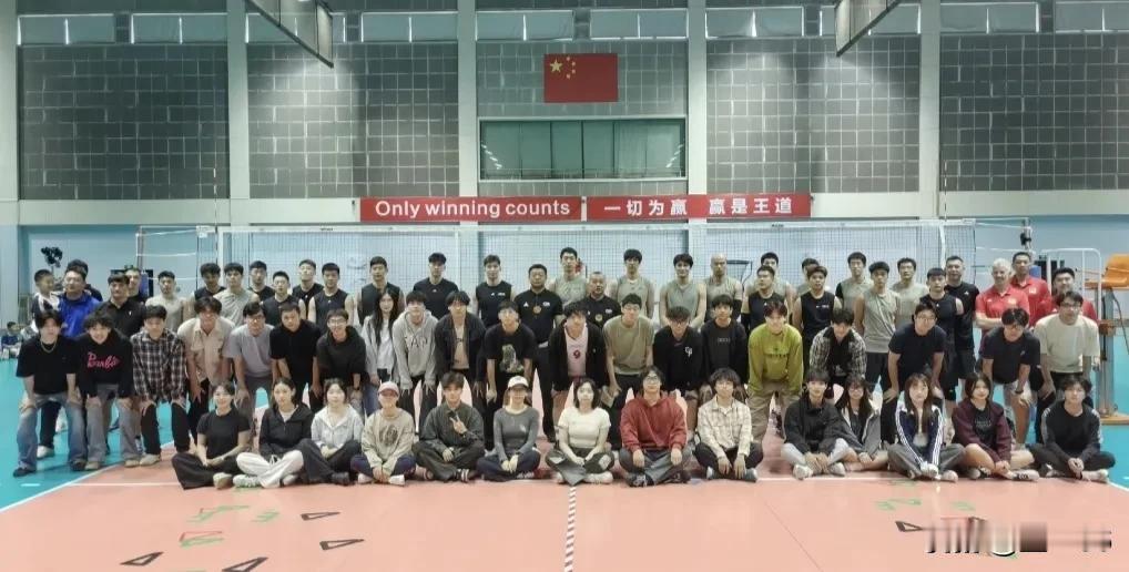 中国男排集训人选一直在微调，在30名集训名单外的李天乐、邓忻朋也进入了集训队所