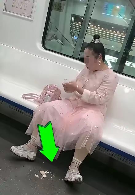 “太没有素质了”山西太原地铁上，一身粉衣的老仙女在地铁上吃鸡蛋、扔蛋皮，被其他乘