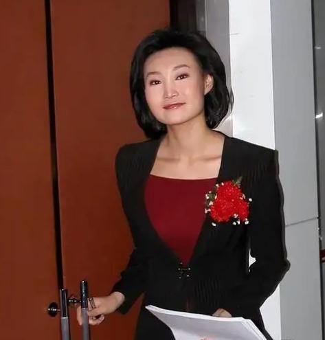 央视主播李梓萌，48岁，在北京租了二十多年房子，至今单身。不是买不起，是觉得租房