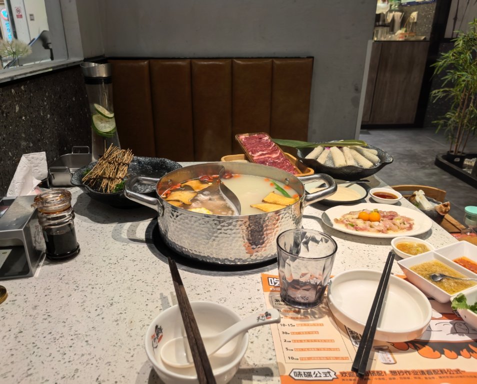 本来两个人来商场了，寻思吃饭，最后由于我想吃鱼汤火锅，鱼姐想吃别的而分道扬镳。鱼