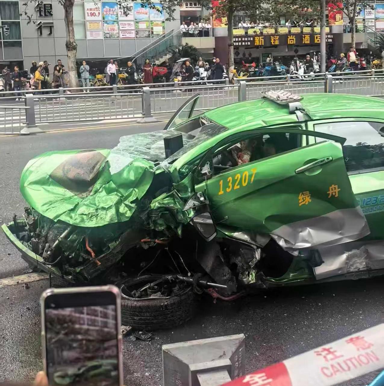 成都一小车与7车相撞致6伤看看这“粗粮”质量，被撞成这个样子，车门还能正常打开，