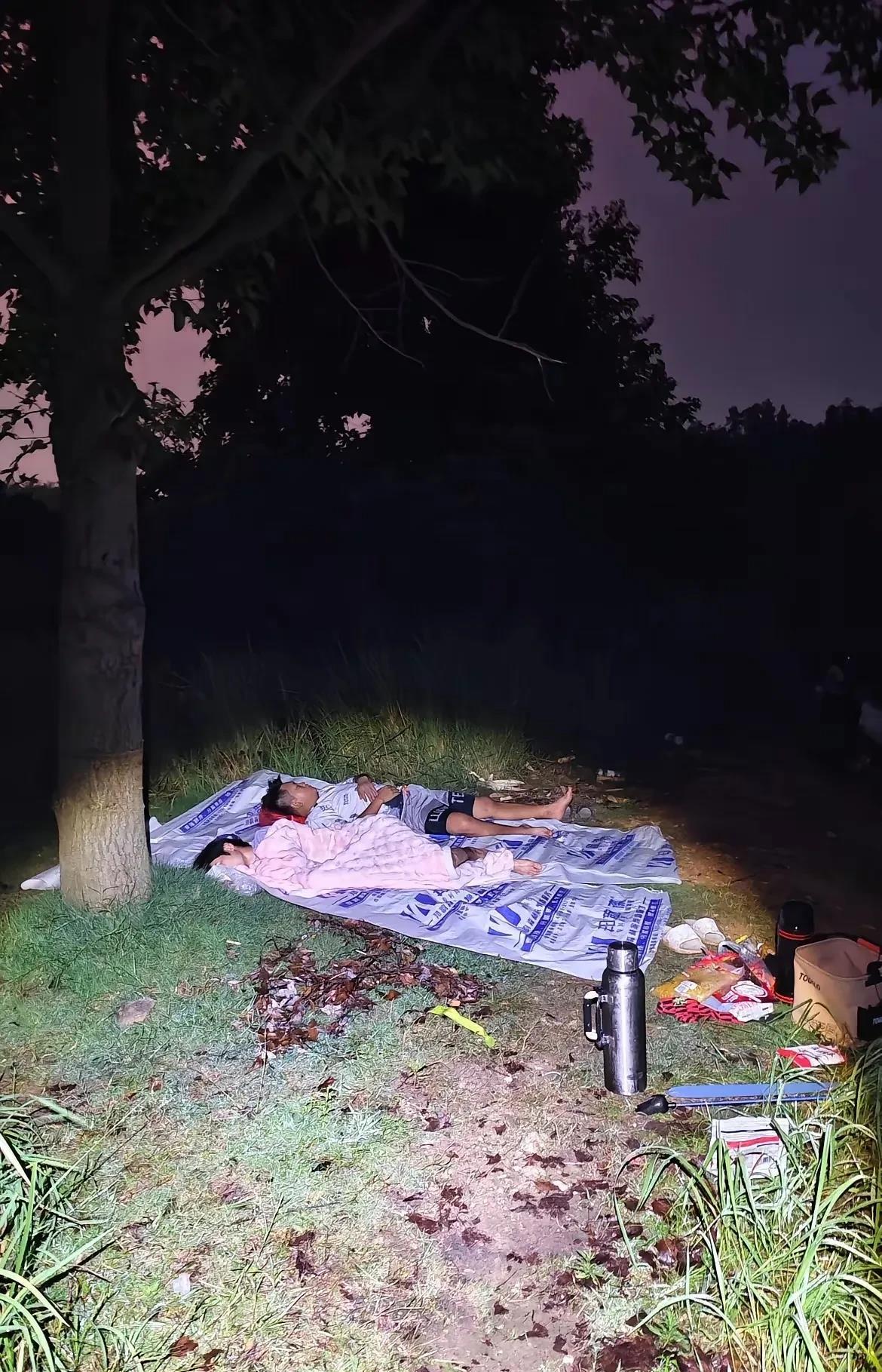钓鱼人晚上钓鱼的一幕，不得不说，惊呆了啊。