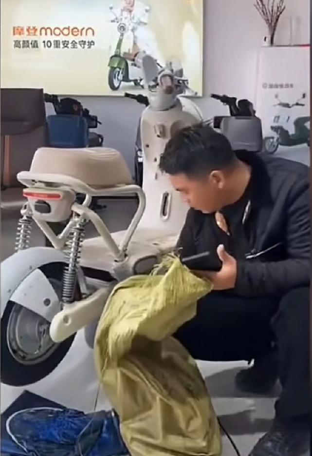 买电动车送麻袋，电动车老板看似从从容容其实是真没招了。老板卖新国标电动车激情