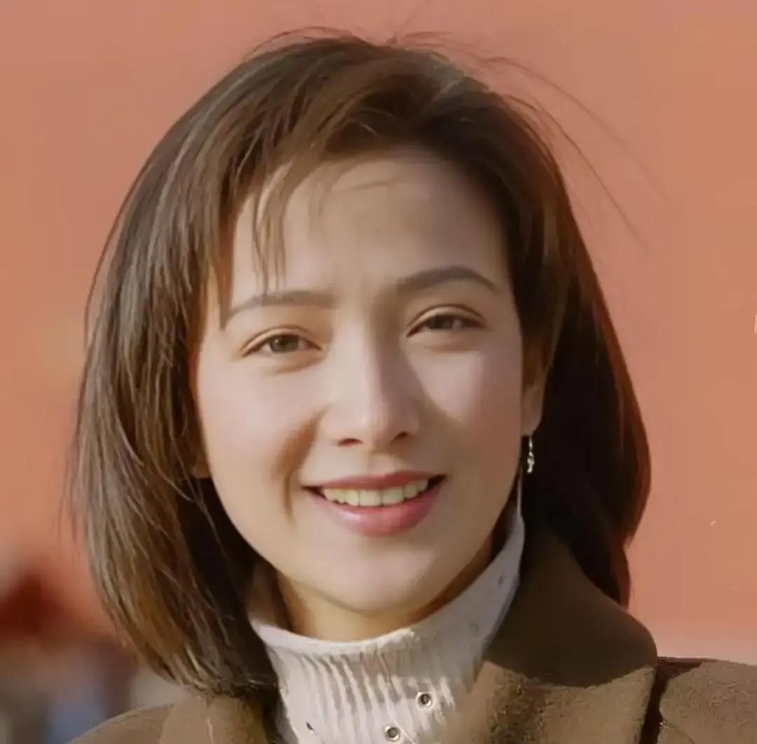 听到滚轮行李箱的声音，她就知道儿子来了。每年暑假，何晴都推掉戏约。儿子许何