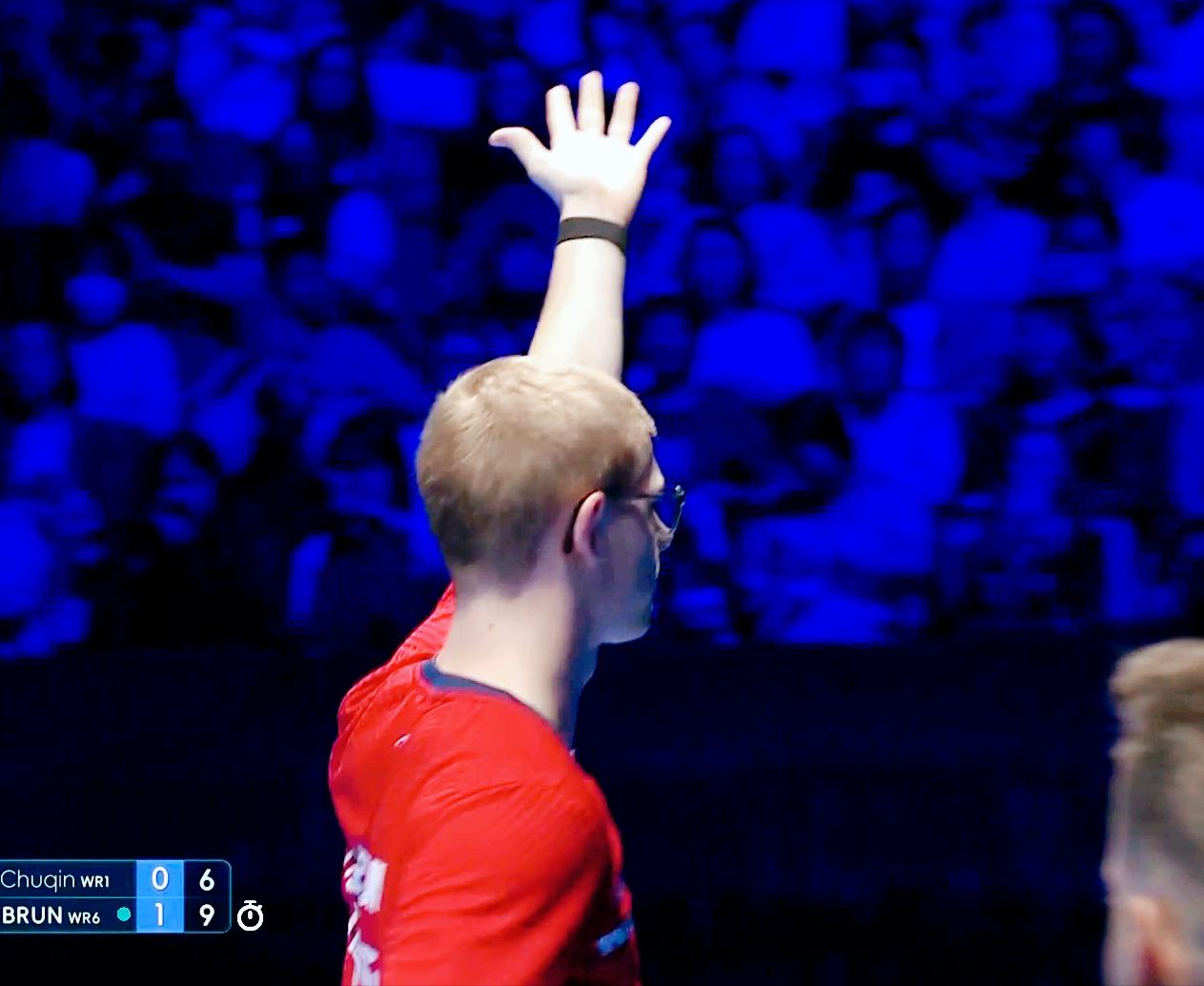 王皓热血上头：王楚钦，就发长球，和他打相持，打明牌！第一局王楚钦开局3:1