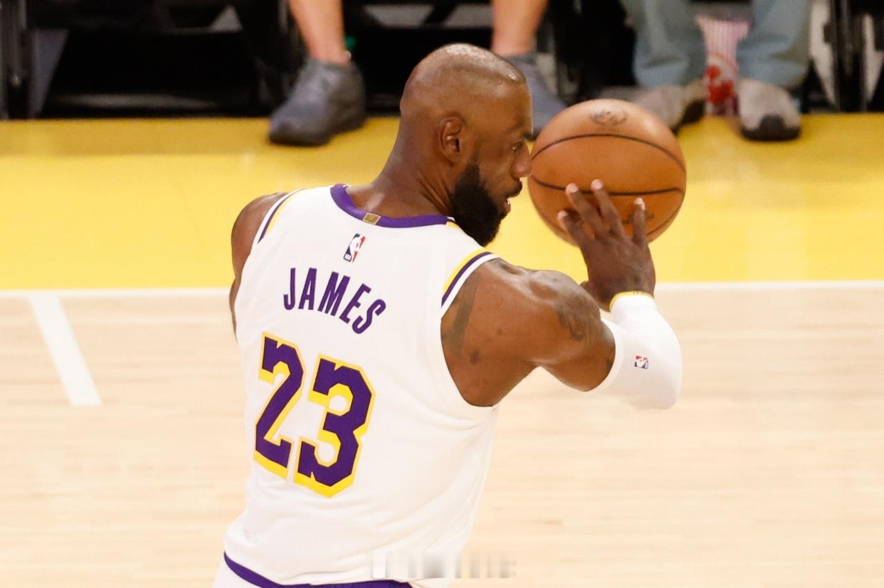 霍里谈76人赛程：詹姆斯是知道萧华的埋尸地点吗？前NBA球员罗伯特·霍里在节目中，谈到了76人的赛程