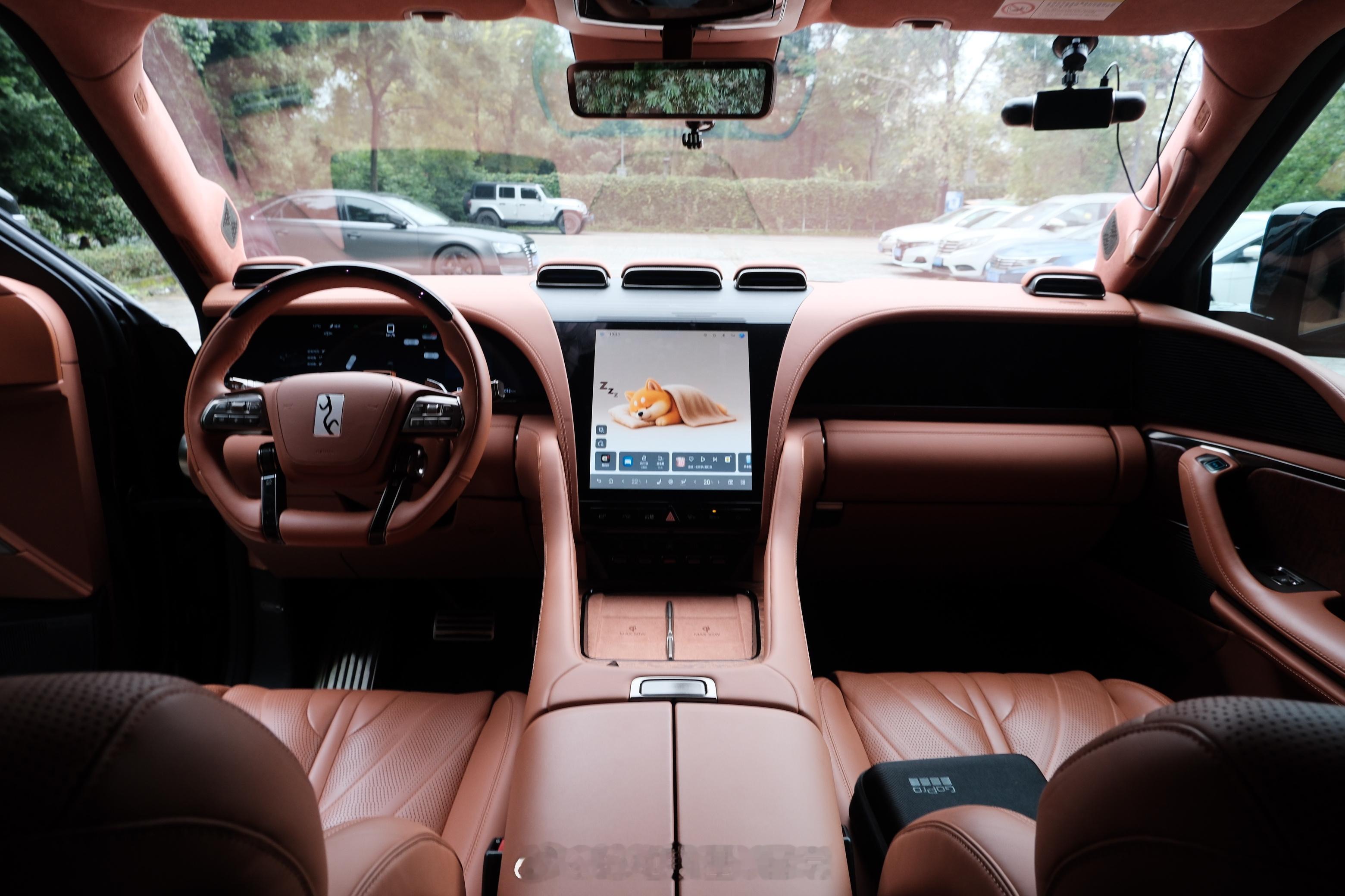 仰望U8的这套内饰真心不错，原创设计，充满了东方元素。用料和质感更是上乘，绝对是