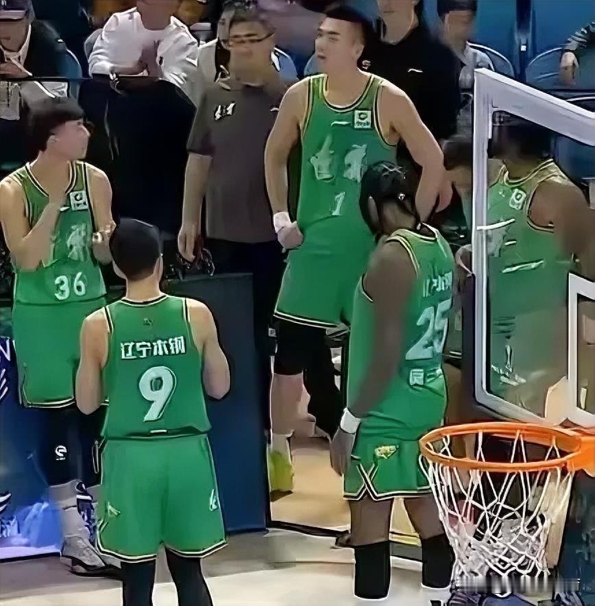 不是外援，不是赵继伟缺席，目前的辽篮存在着一个非常大的问题。俱乐部杯赛，辽篮先