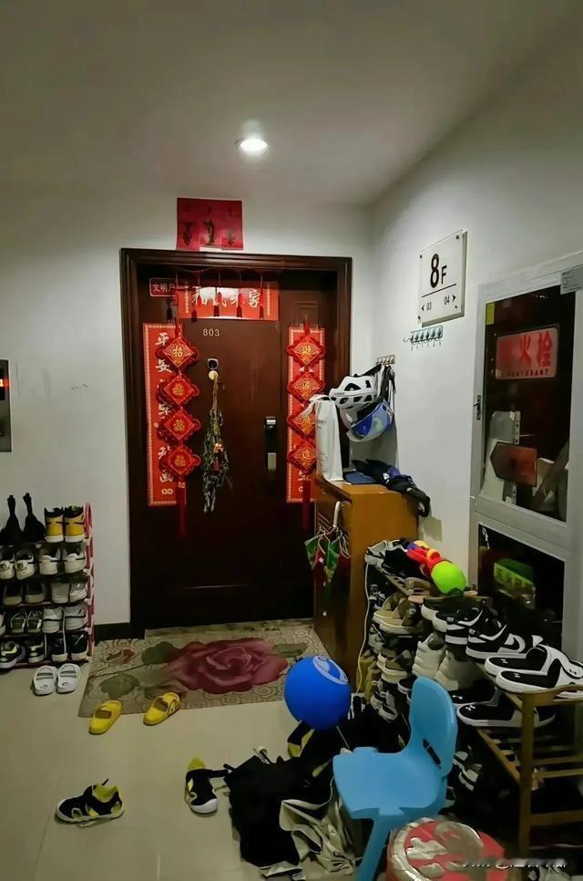 遇到这样的邻居，真的能把人逼疯！邻居在楼道里摆放鞋架子合规么?一开门就是扑面而来