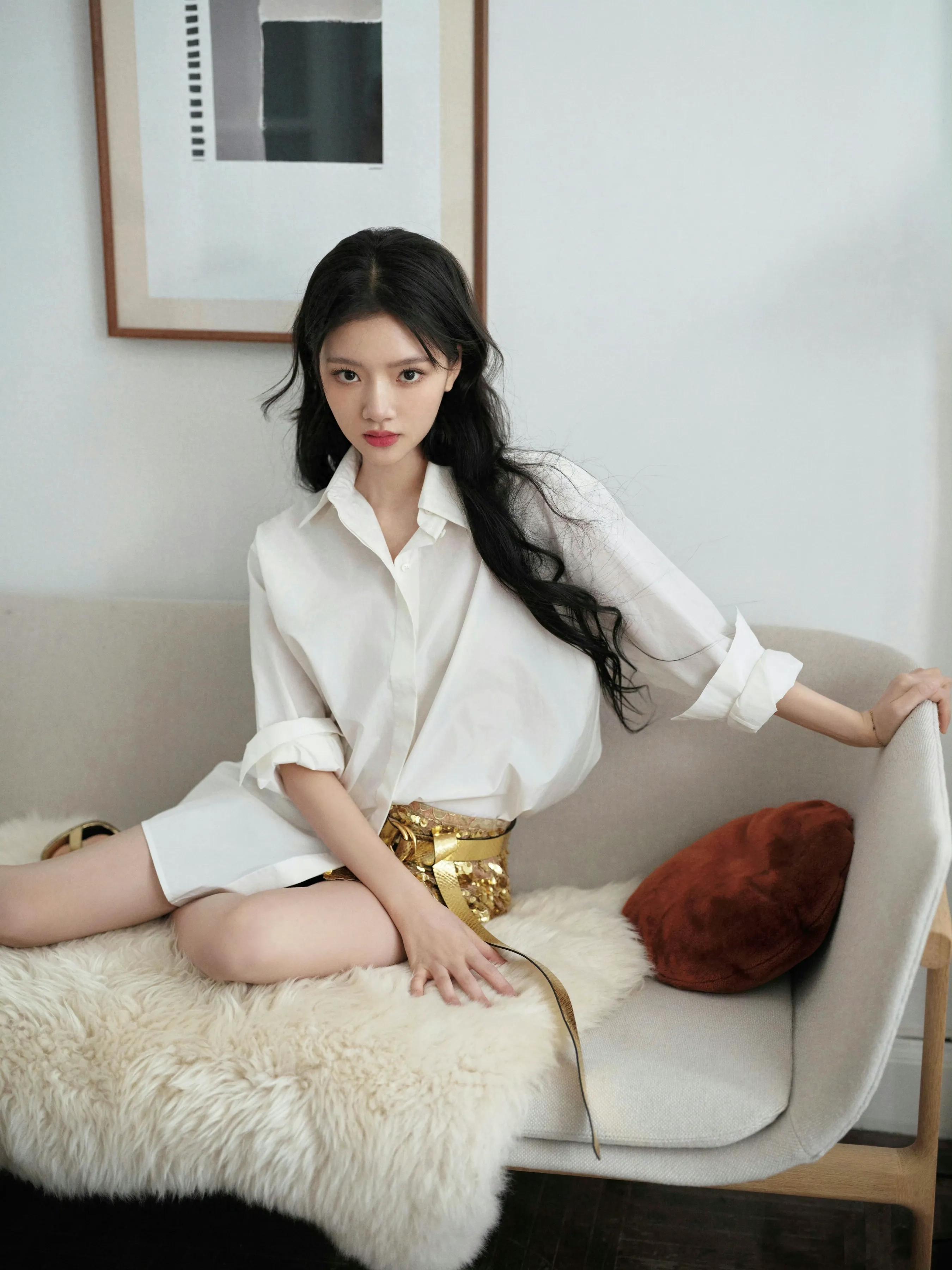 任敏小美女对自己白嫩美腿嫩脚丫很满意，确实诱人无比