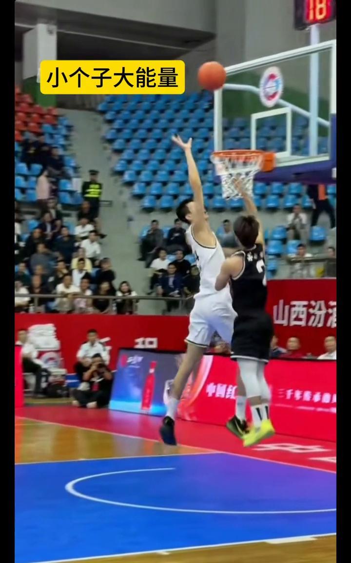 小个子大能量。控卫徐杰向前推进，身高虽然只有178CM，但除了身高都是天赋。这