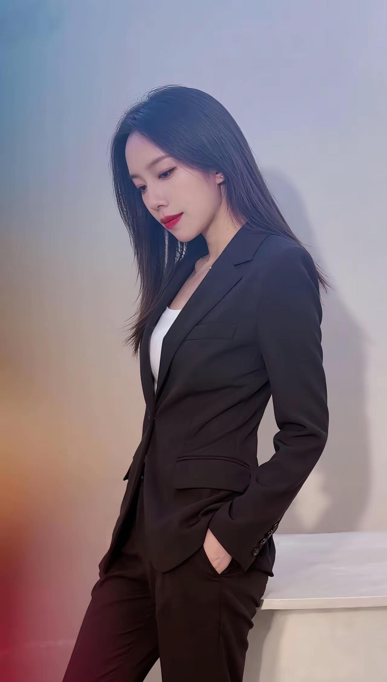 优雅黑西装，职场女性魅力。