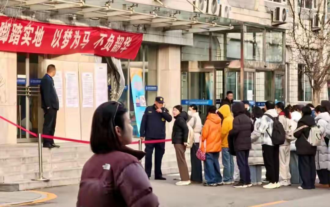 26年国考竟争有多激烈！11月30日进行的2026年国考共有371