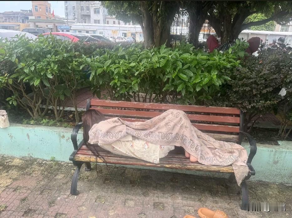 凌晨四点多的我，流浪的我无家可归的我