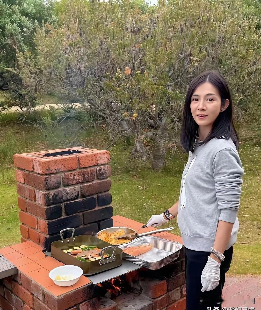 不认识她的人，估计还会以为是一个普通大妈吧！[捂脸哭][捂脸哭][捂脸哭]