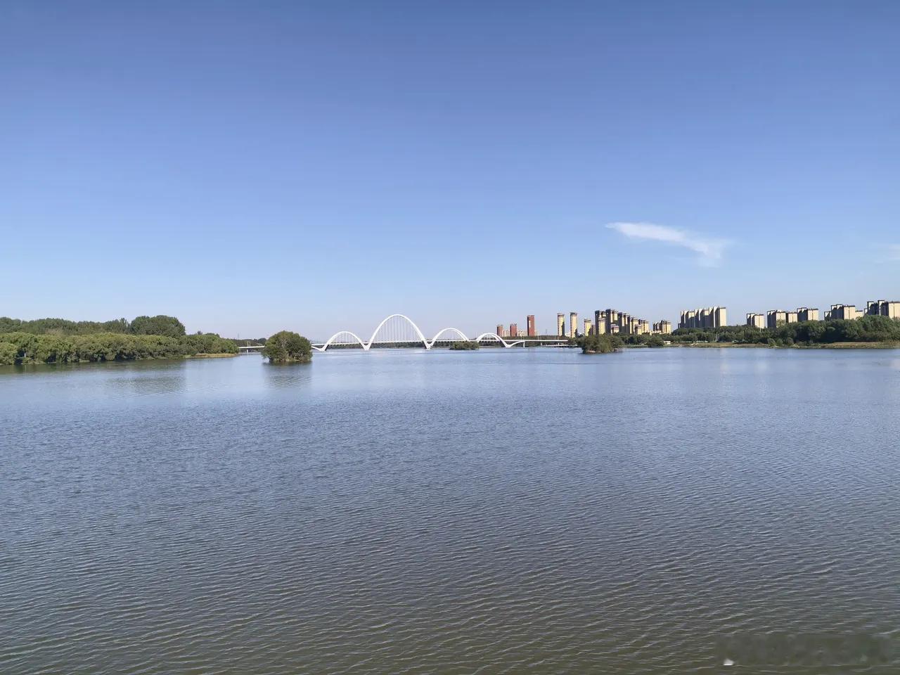 《股市早评》一、财经消息1、美股三大指数集体收跌，半导体、存储股走低，应用材