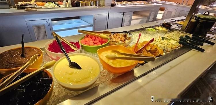 美籍华人陈某和她丈夫在美国怀俄明州夏延，开了一家中餐自助餐。在2018年到202