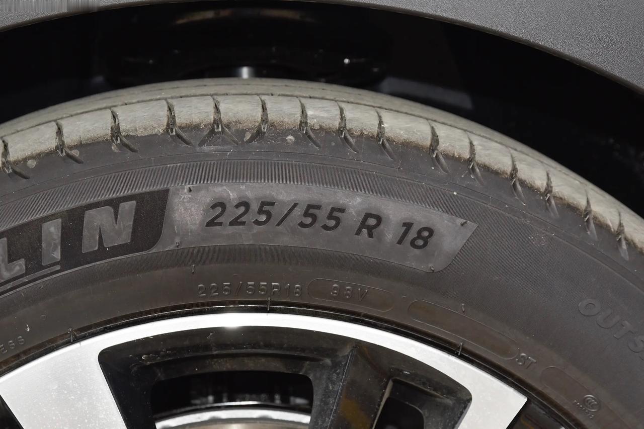 我这台21款标致4008，原厂米其林225/55R18，主打舒服静音，跑个五六万