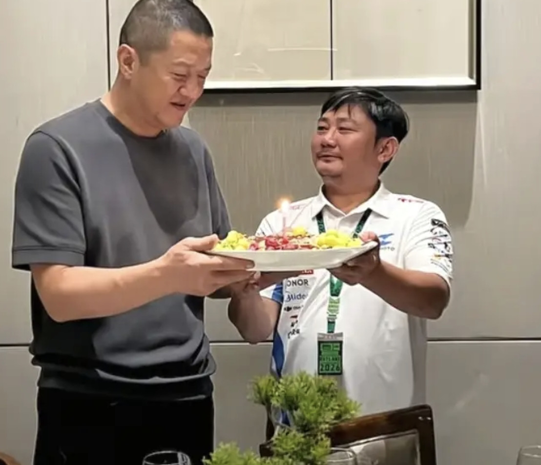 李亚鹏55岁生日宴上，张雪一来就搂住他脖子，当着所有人的面问：我想跟你亲一下行不行？旁边人愣住了，啊