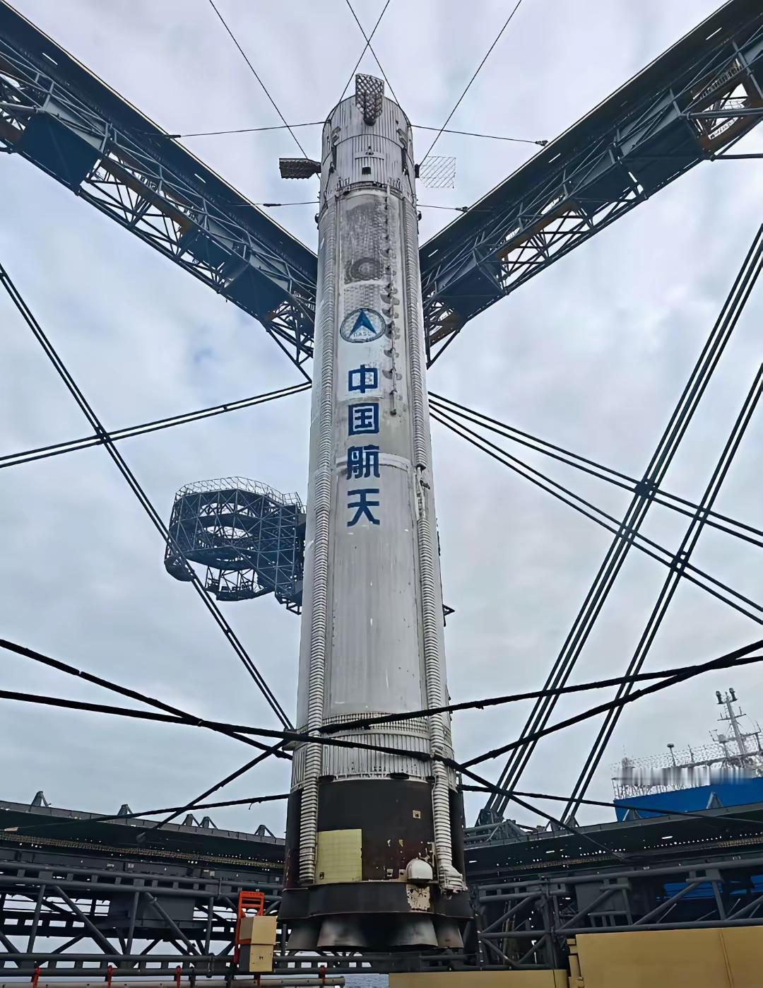 火箭回收以后原来是这个样子的。可谓稳稳当当的。火箭回收有多种模式，