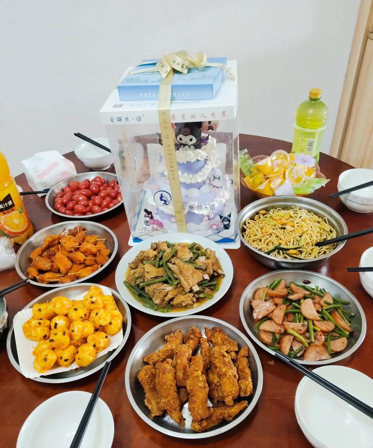 又忙活了半天！早上一个小女孩家长打电话说，孩子今天过生日，要买个蛋糕送过来给这些
