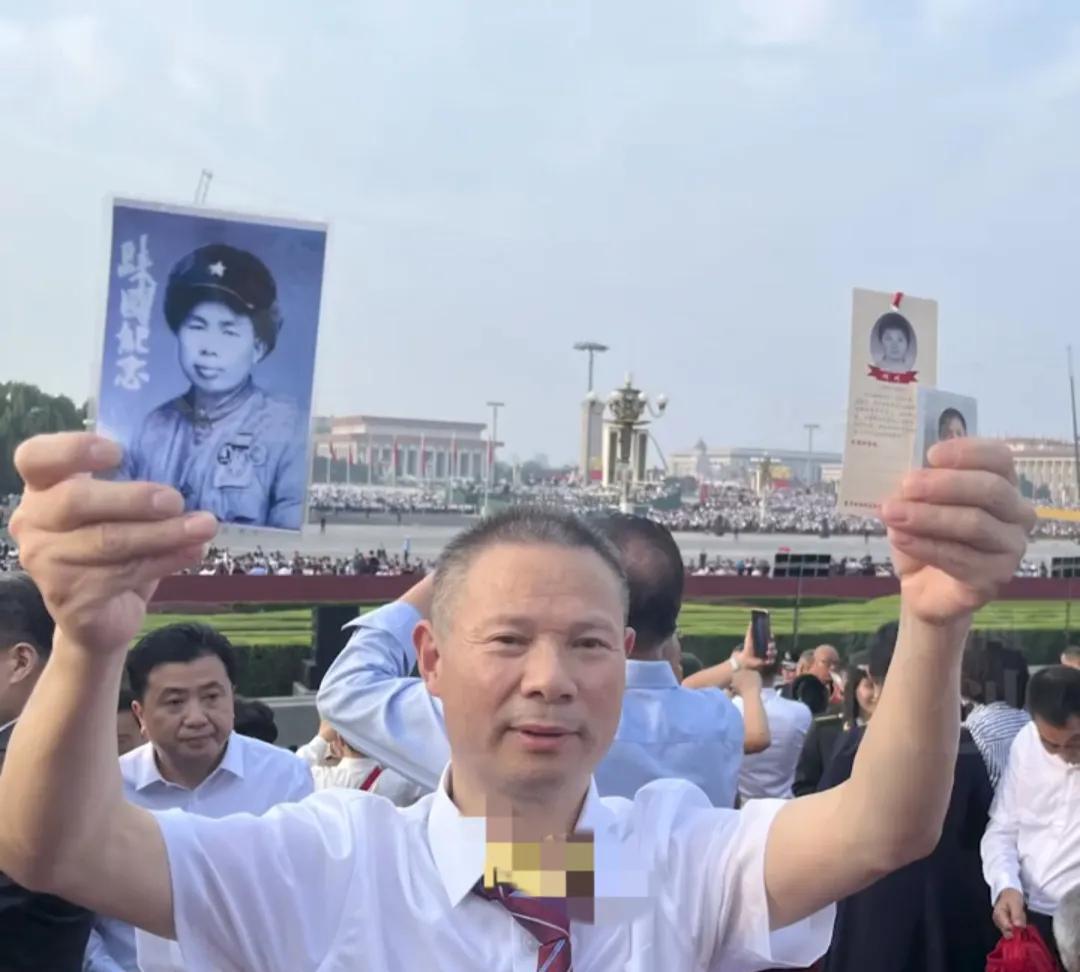 这下出名了！不仅北京，全国人民都知道了。那个在天安门观礼台举起两张照片的男人，