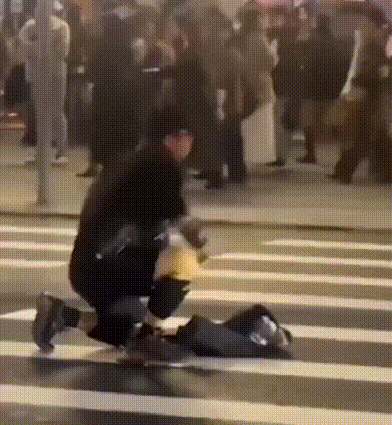 人们居然淡定地围观：投掷烟雾弹，掏出长刀，直到开始砍杀一刻，才开始慌了！下班高