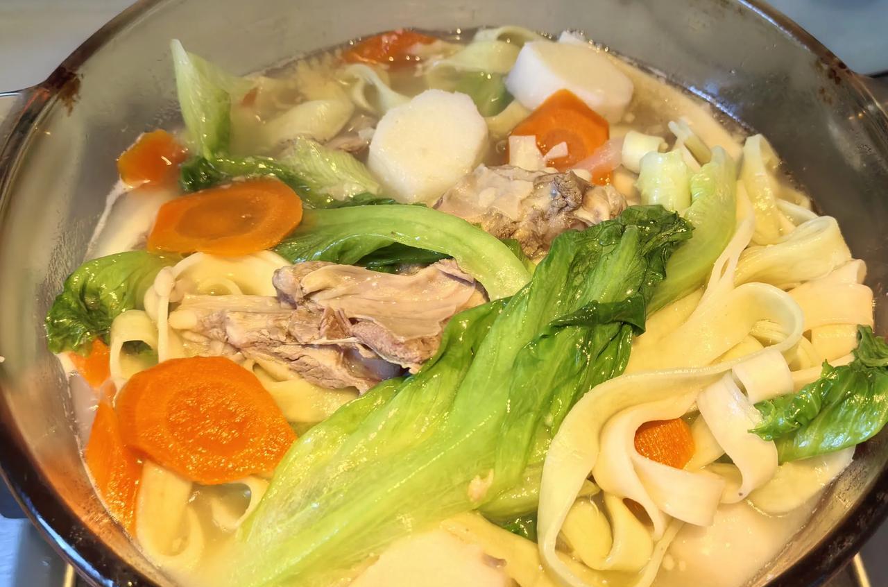 上海退休老人的午餐，羊汤蔬菜煮面条。羊肉汤是昨晚吃剩下的，所以，午餐再放些蔬菜消