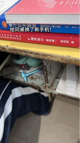同座：你换手机了？旧的呢？[抠鼻]