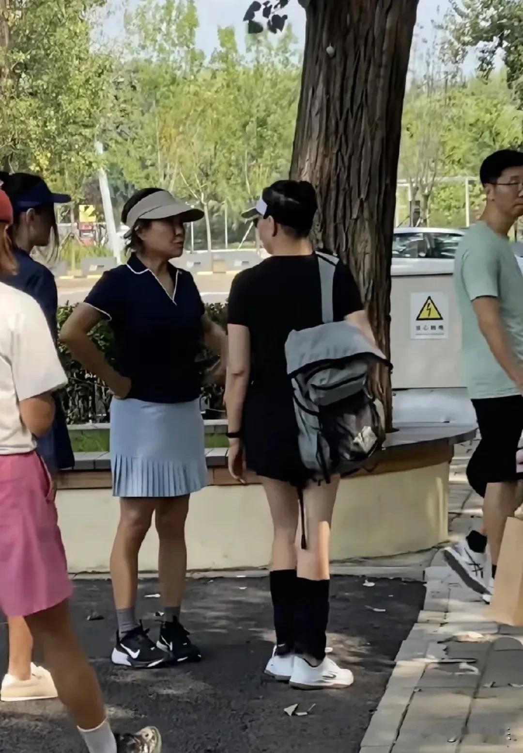 谁能想到66岁宋丹丹与56岁李静同框反差这么大！一个背影似少女，一个却被说像大妈