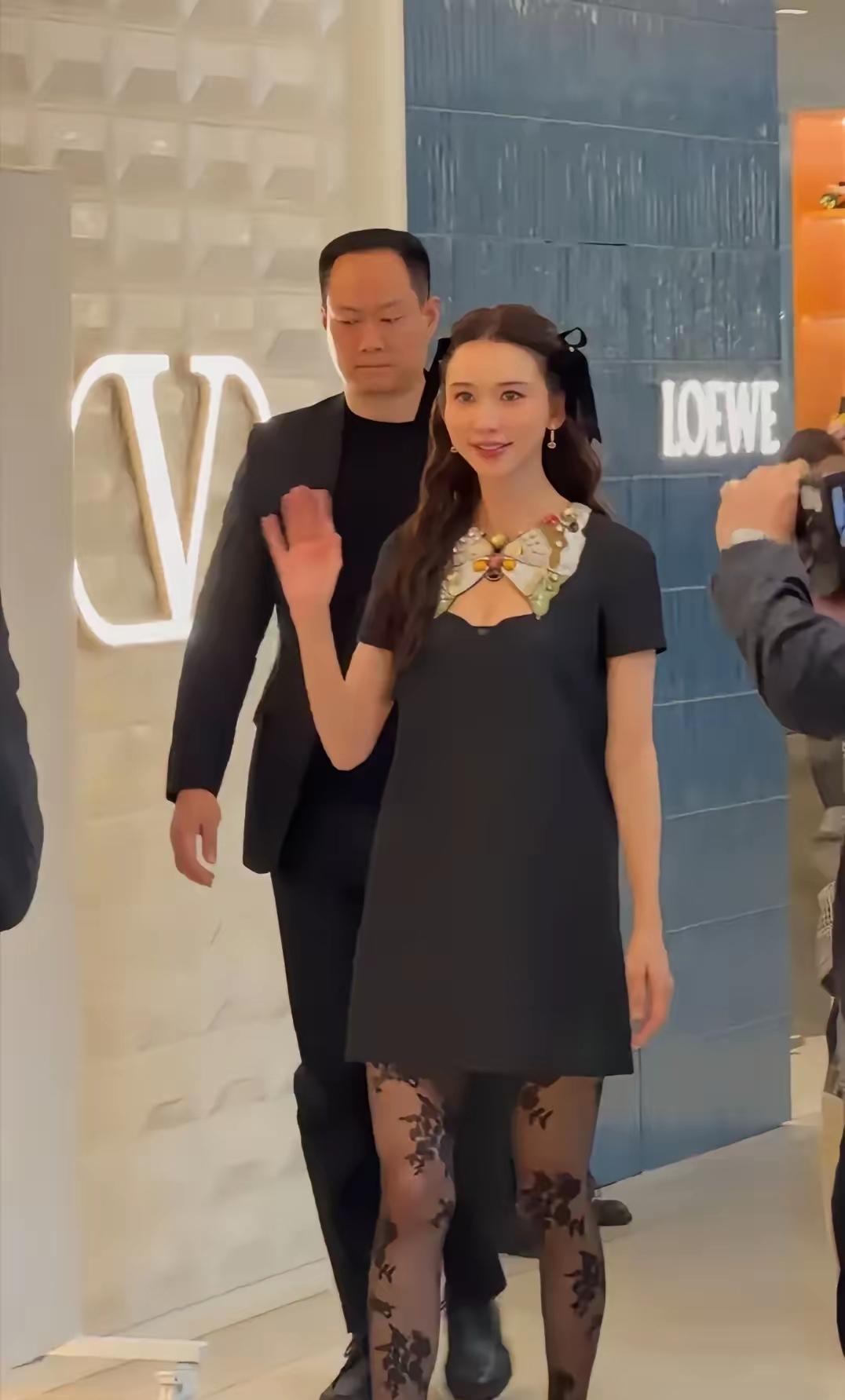 林志玲现身上海出席活动，被网友夸爆了！镜头下的林志玲这次亮相上海打扮得确实是年