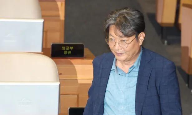 8月5日晚韩国共同民主党议员李春锡因涉嫌以他人名义进行股票交易，正式宣布退出该党