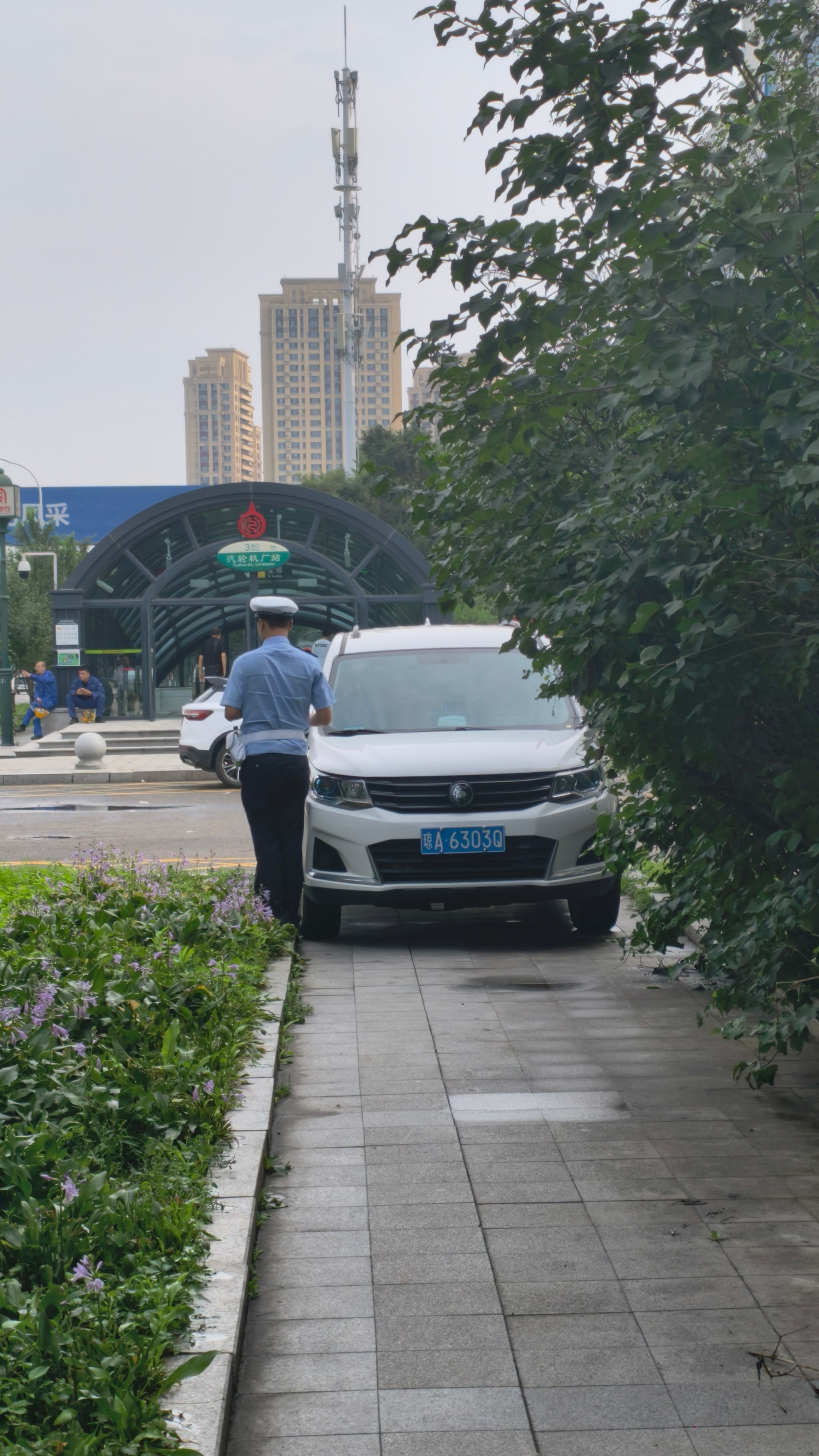 这种缺德带冒烟儿的人，罚死他。就看不惯这种没有社会公德的人，不要脸，工厂门口上下