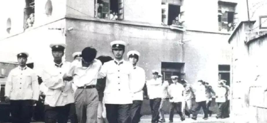 1962年5月7日，东北铁力县，负责铁轨维护的老李像往常一样，打着手电筒，沿着铁