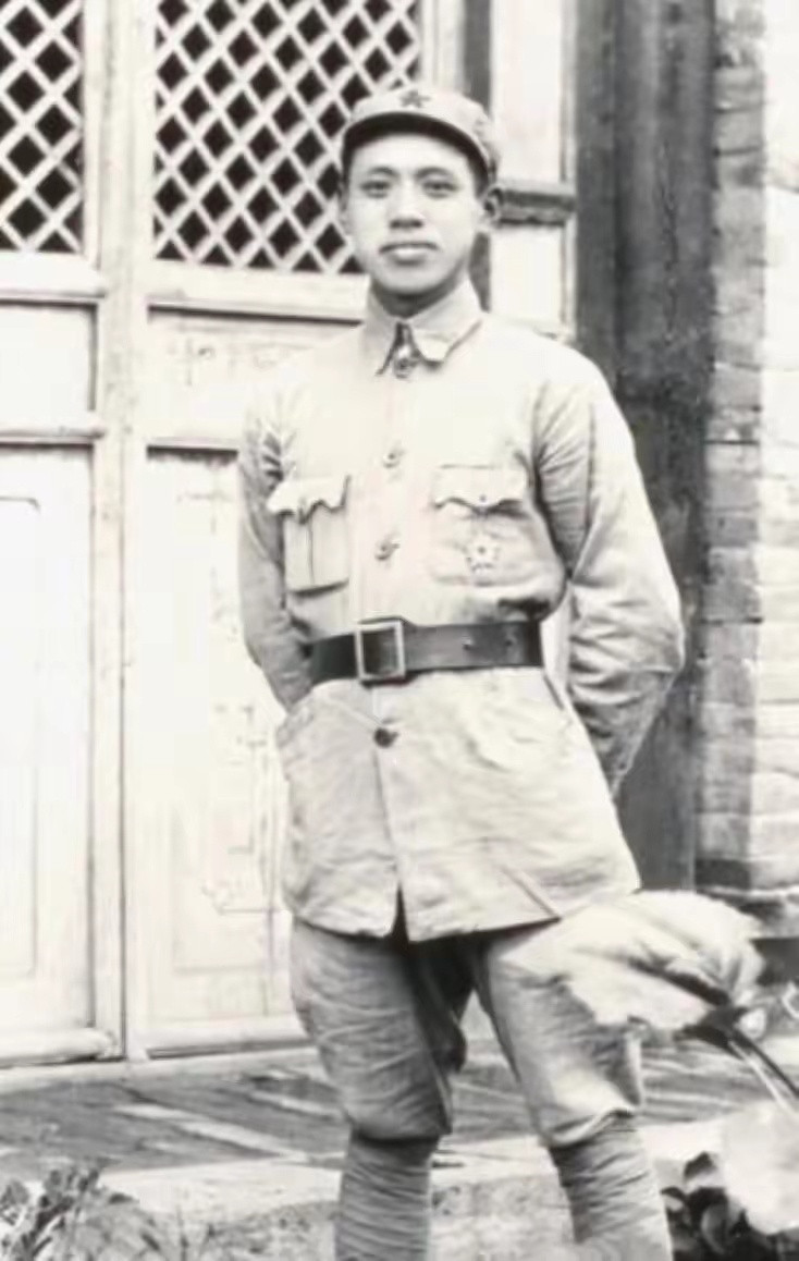 历史知识1927年，陈伯钧参加秋收起义后上了井冈山，十年间从基层指挥员成长为红