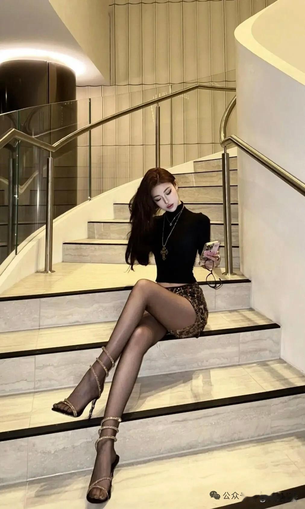 优雅坐楼梯，时尚穿搭指南！气质穿搭怎么穿才恰到好处?