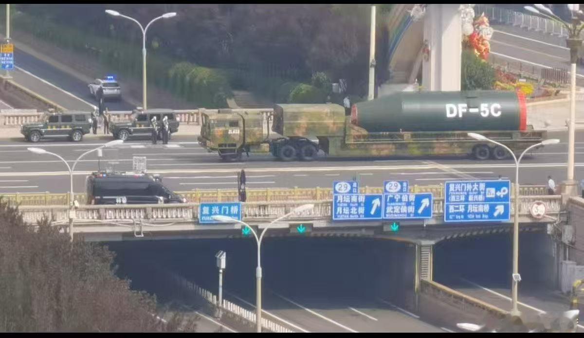 熟悉的道路上，不熟悉的东风5C。老百姓的生活和极致的威慑真理，在这里交汇了。百姓