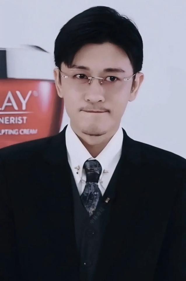这个星二代怎么也捧不红，亲妈是导演，干妈也是导演，演了20年戏，结果一改名字就红