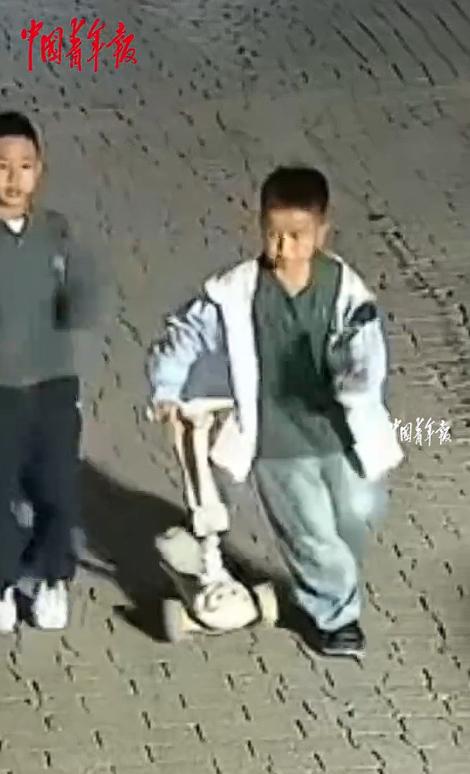 近日在山东滨州，一个8岁的小男孩带着快3岁的妹妹下楼玩。哥哥正和小伙伴玩着玩具车