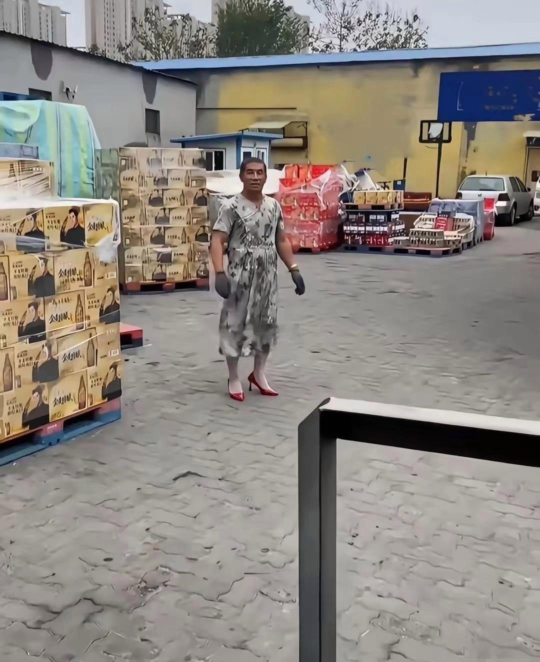 司机这身打扮，看得我口目瞪口呆