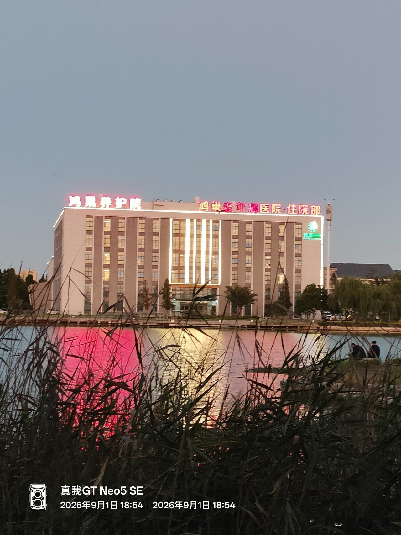 人生过了六十五岁，疾病最容易找上门。我在养护院认识一老兄，他妻子脑梗偏瘫救治过来